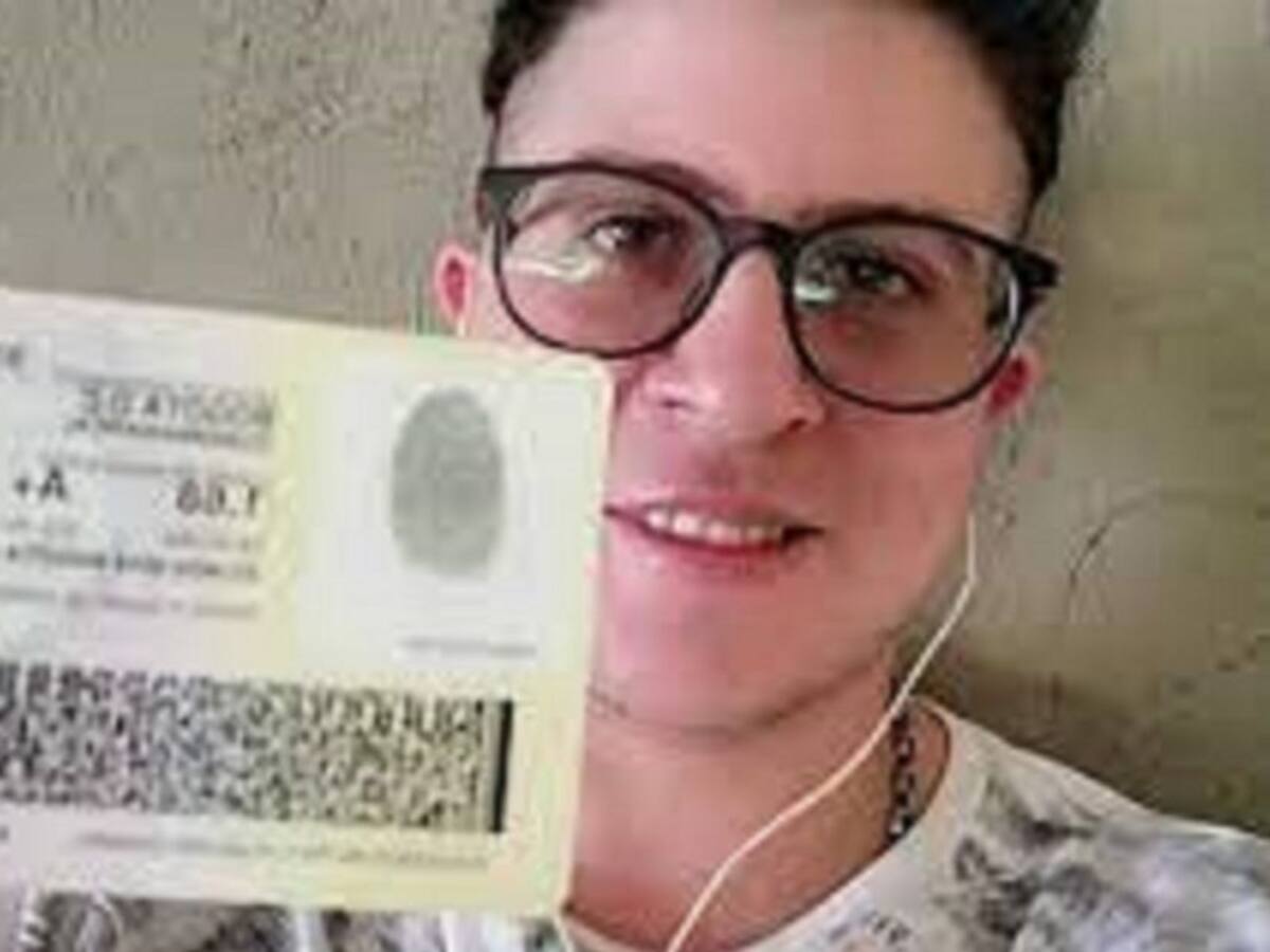 Mike recibe la primera cédula con "T" de trans en Colombia