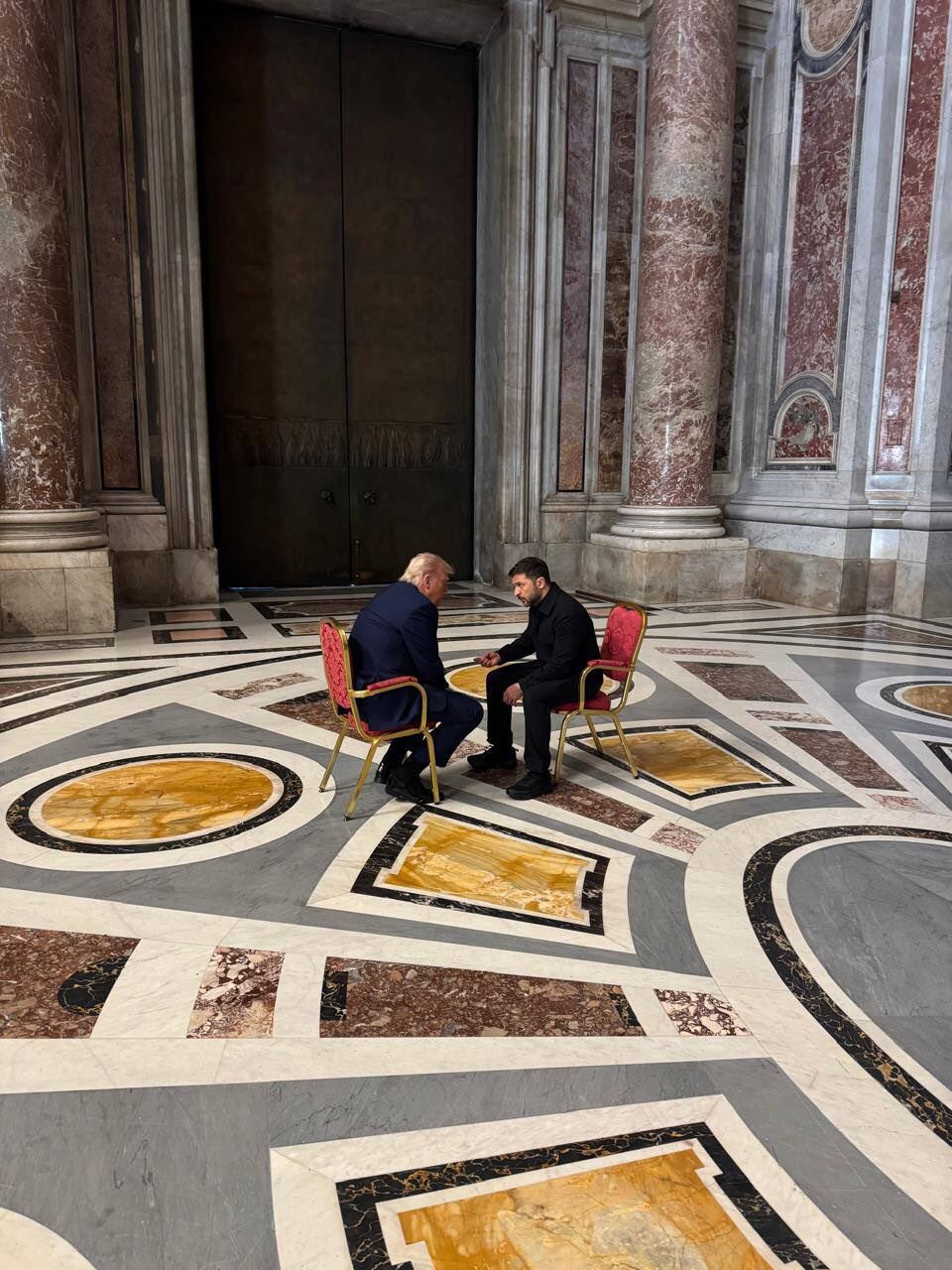 CIUDAD DEL VATICANO, 26/04/2025.- El jefe de la oficina presidencial ucraniana, Andrí Yermak, ha publicado en su cuenta de X una fotografía de Trump y Zelenski sentados cara a cara y hablando en el interior de la basílica de San Pedro. "Constructiva", ha escrito Yermak junto a la fotografía, en referencia a la reunión. EFE/Cuenta X de Andrí Yermak -SOLO USO EDITORIAL/SOLO DISPONIBLE PARA ILUSTRAR LA NOTICIA QUE ACOMPAÑA (CRÉDITO OBLIGATORIO)-
