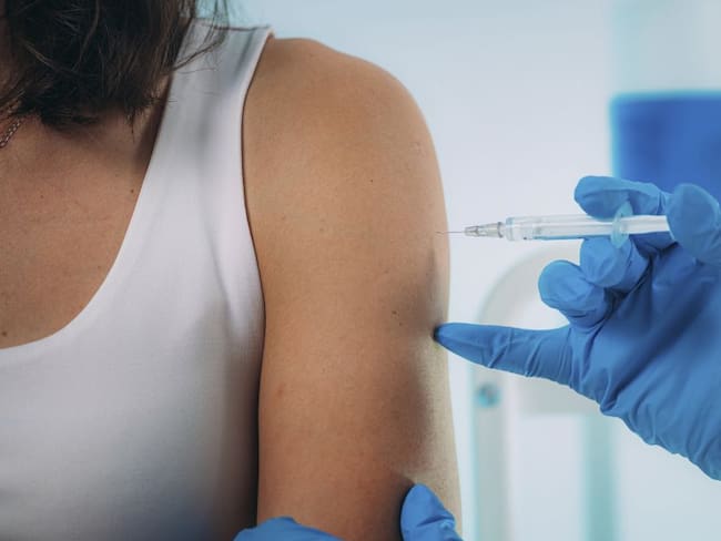 Recomiendan aplicar la vacuna contra COVID-19 desde los 16 años