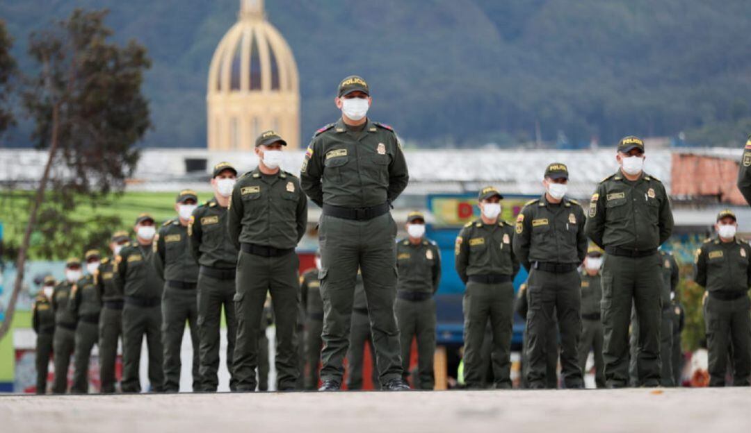 Premian con viajes a San Andrés y con celulares nuevos a policías en Bogotá 