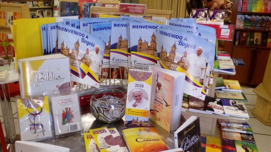 Libros sobre papa Francisco. Foto: La Wcon Julio Sánchez Cristo