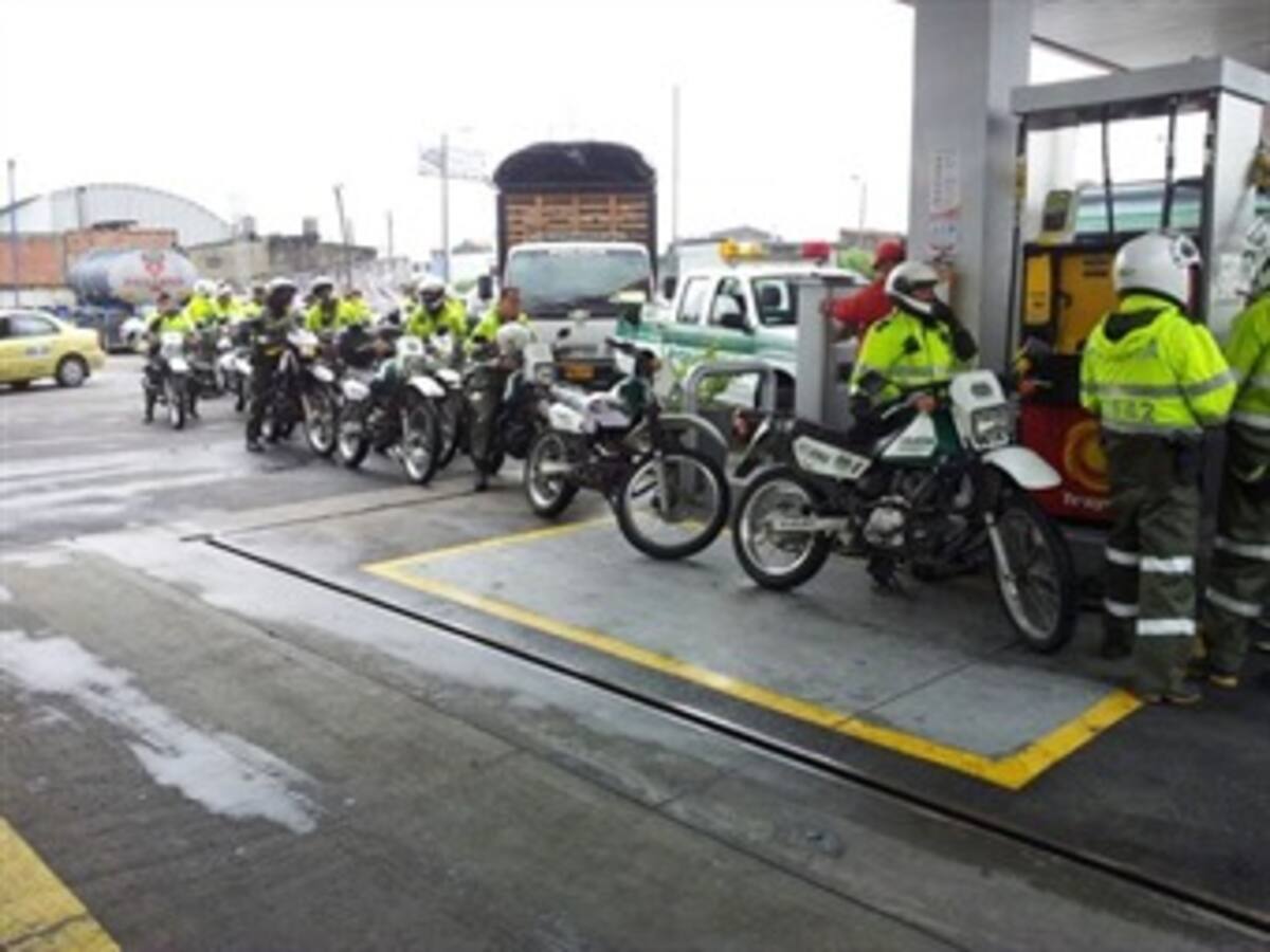 Policías y militares sólo están recibiendo 1 galón de gasolina para sus vehículos