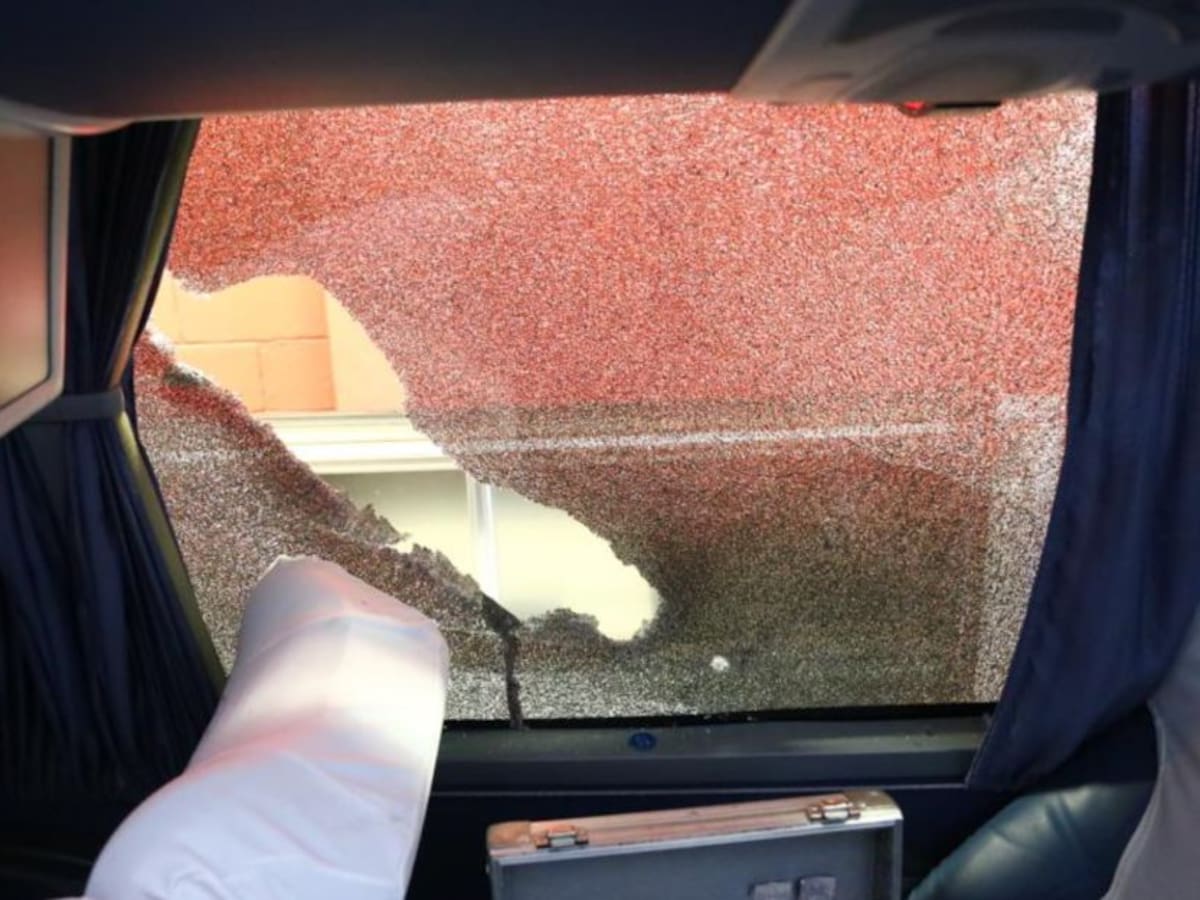 Fotos: Con piedras atacaron bus de Gremio, Jaminton Campaz resultó herido