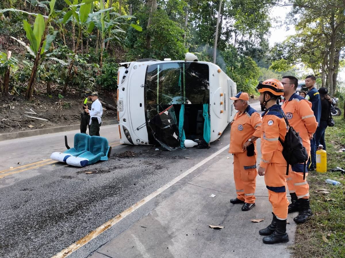 20 heridos tras volcamiento de bus en la vía a la Costa