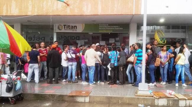 Venezolanos recibiendo giros internacionales