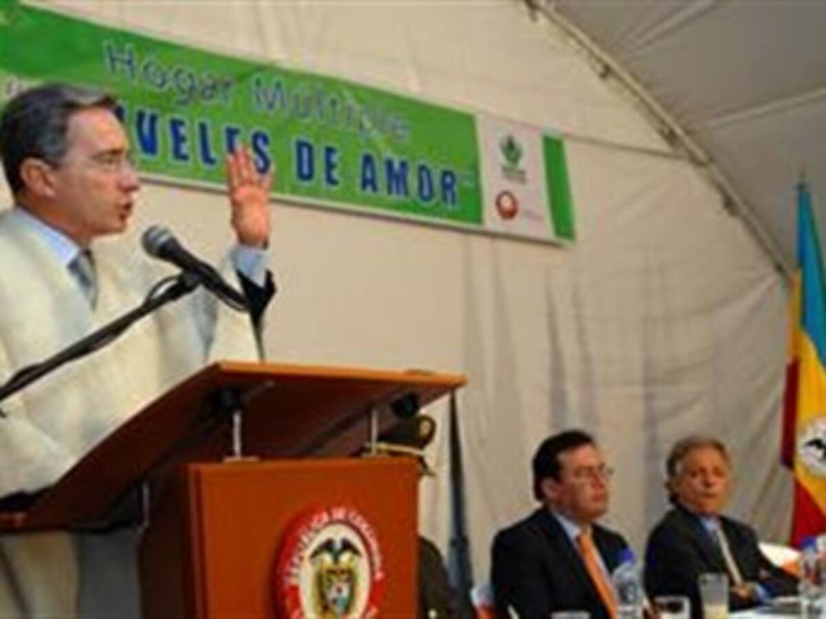 Uribe promete vigencias futuras indefinidas para construir Tren de Cercanías y Metro