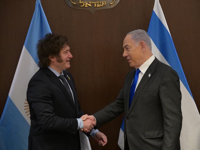 WEST JERUSALEM - FEBRUARY 07: (----EDITORIAL USE ONLY - MANDATORY CREDIT - 'GPO / HANDOUT' - NO MARKETING NO ADVERTISING CAMPAIGNS - DISTRIBUTED AS A SERVICE TO CLIENTS----) Javier Milei (L), President of Argentina shakes hand with Israeli Prime Minister Benjamin Netanyahu (R) in West Jerusalem on February 07, 2024. (Photo by GPO - Handout/Anadolu via Getty Images)