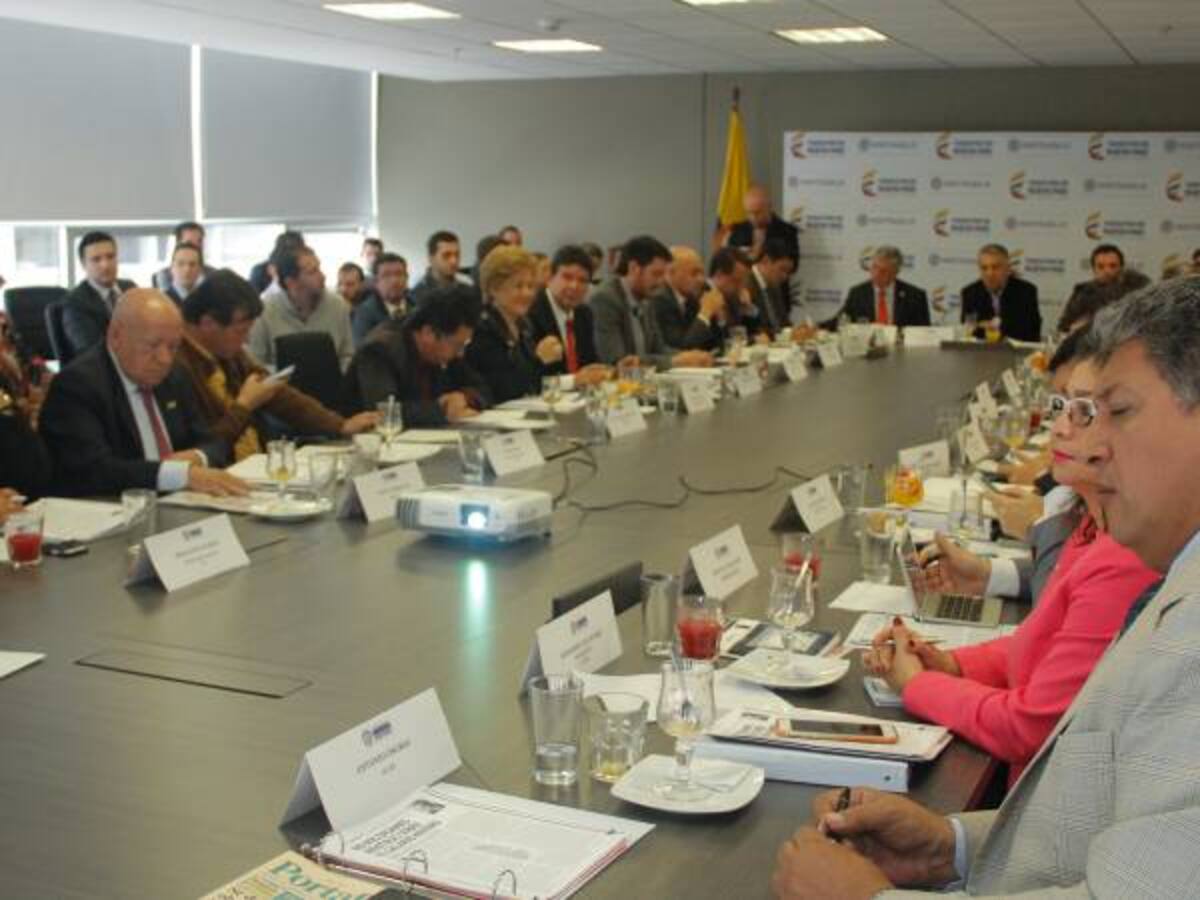 Empresarios ofrecen alza de 6,8% para el salario mínimo