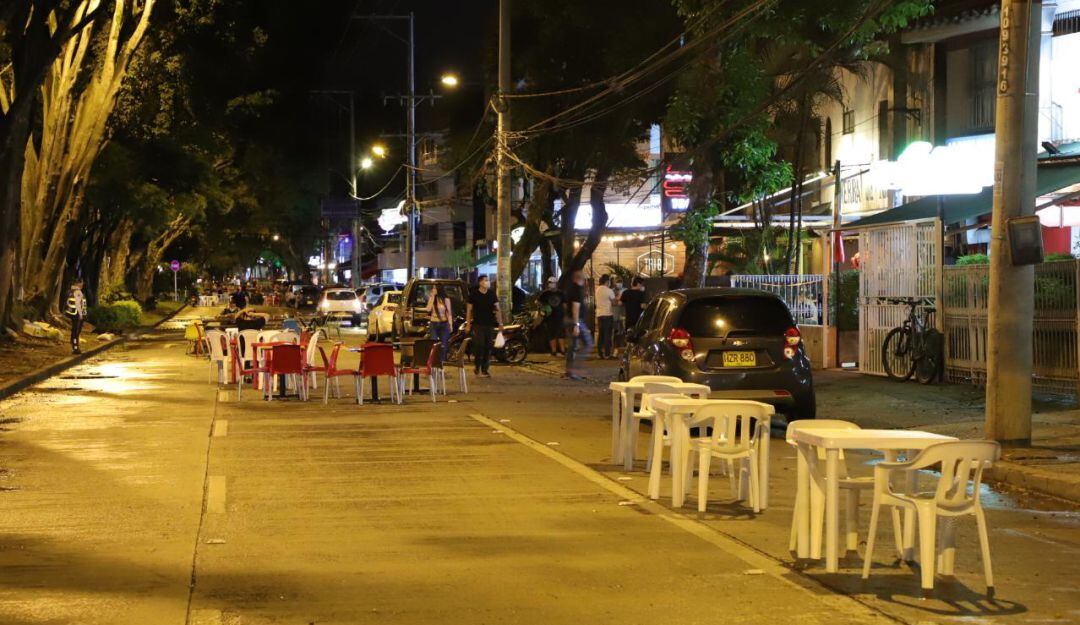 Mesas dispuestas para bloquear la vía en la Calle 9