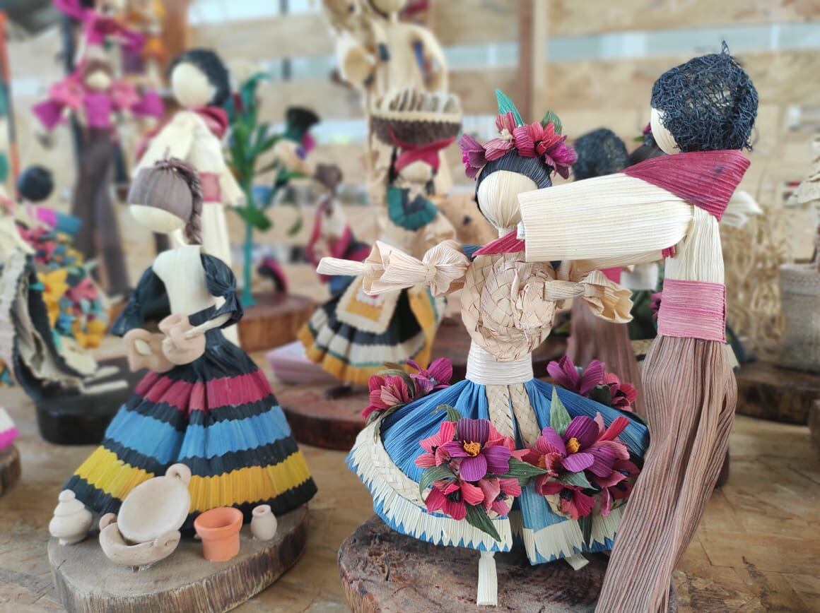 Solo la muestra de artesanos del Huila incorpora la participación de mujeres y hombres que laboran con materiales como roca, fique, tela, iraca, diferentes maderas y arcilla