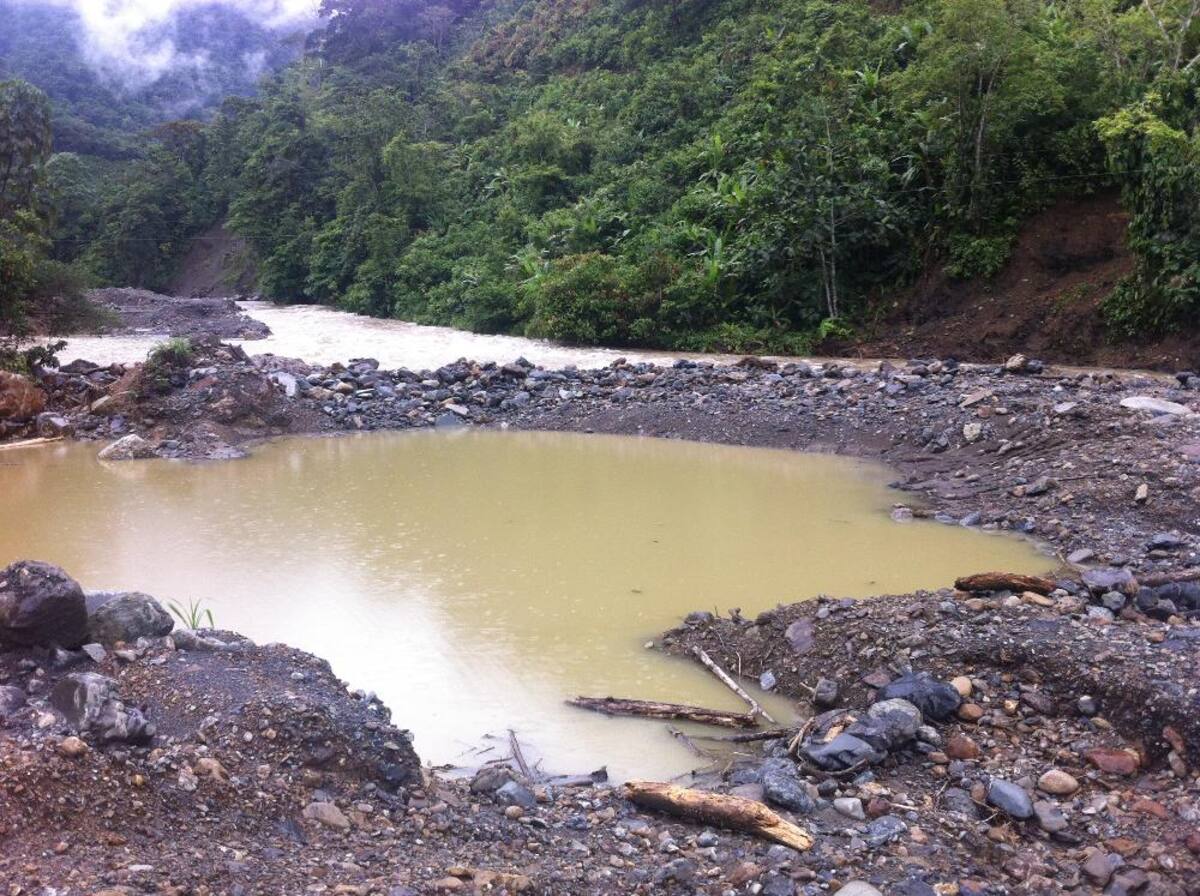 Sin peces y sin oro, sin árboles y hasta sin piedras quedó el Río Ágüita en Pueblo Rico.