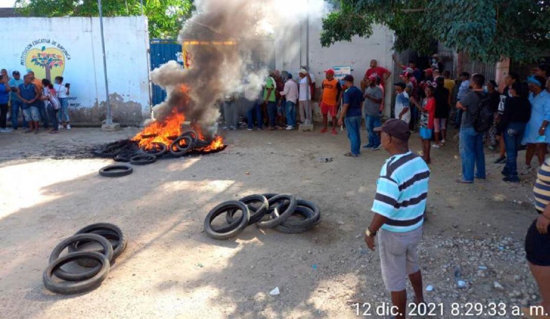Hubo quema de llantas, peleas y alteraciones de orden público en las afueras del lugar en donde se iban a realizar los comicios