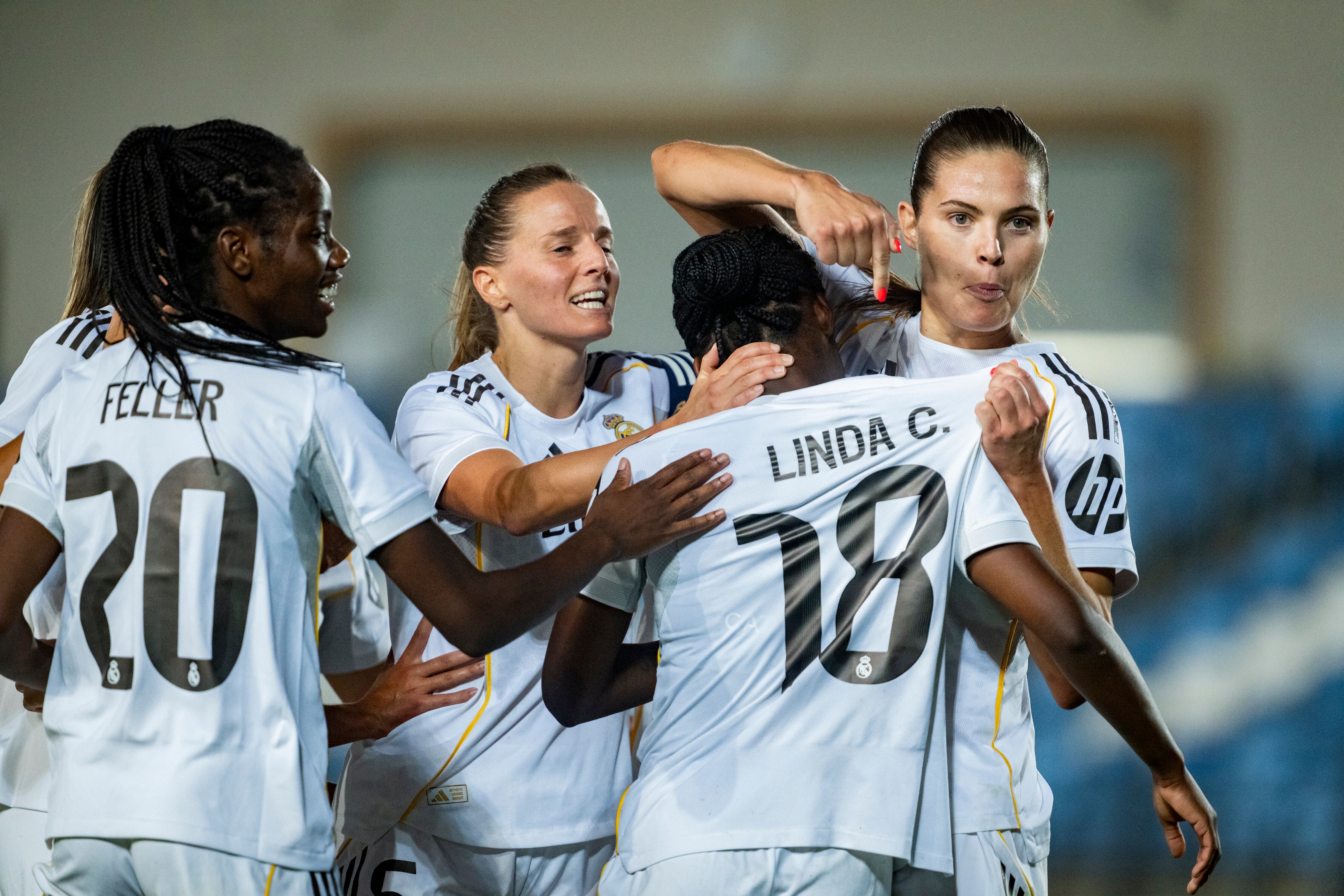 Linda Caicedo es reconocida por sus compañeras del Real Madrid tras su gran actuación. (Photo by Alberto Gardin/Eurasia Sport Images/Getty Images)
