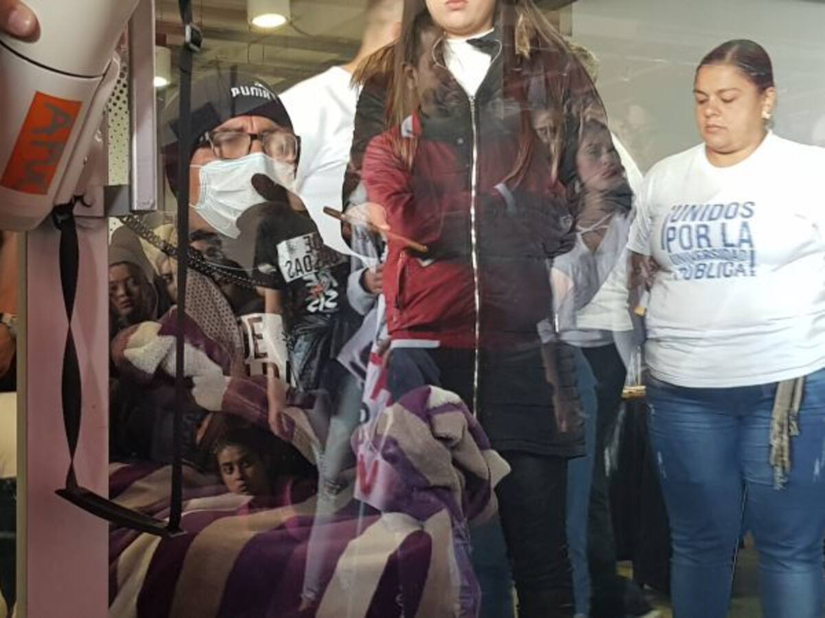 Docente de la U de Caldas se mantiene en ayuno