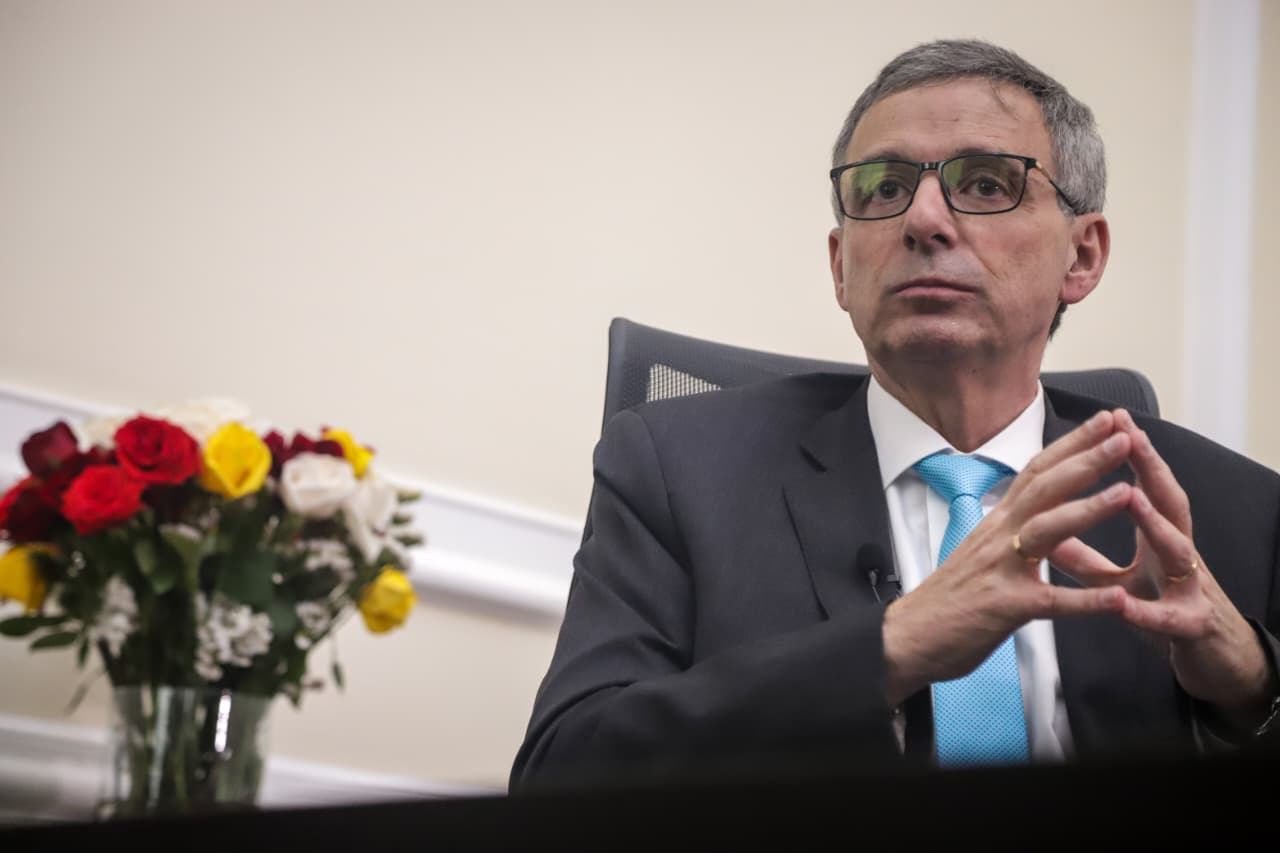 El ministro de Hacienda, Miguel Gómez, radicó ante la Secretaría de la Cámara de Representantes el proyecto de Presupuesto General de la Nación para la vigencia 2027, por un monto de $636 billones de pesos. (Colprensa – Catalina Olaya)
