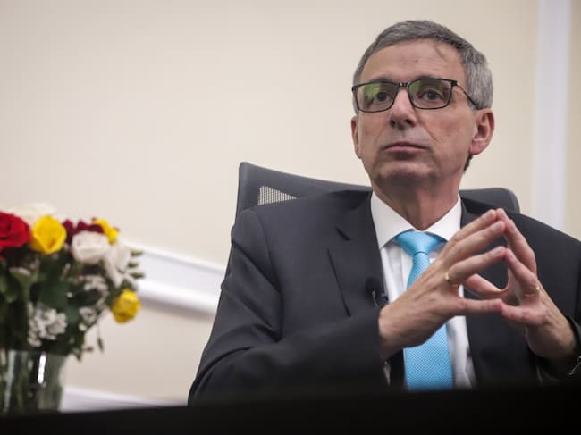 El ministro de Hacienda, Miguel Gómez, radicó ante la Secretaría de la Cámara de Representantes el proyecto de Presupuesto General de la Nación para la vigencia 2027, por un monto de $636 billones de pesos. (Colprensa – Catalina Olaya)