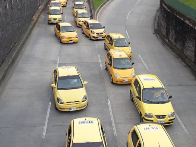 Taxistas de Manizales transportan gratis a personal de salud