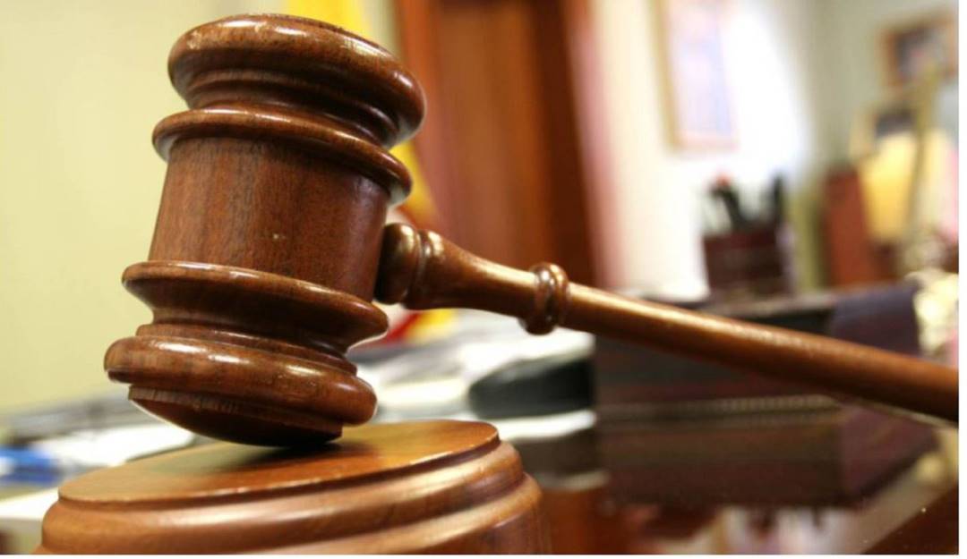 Hombre que quemó a su esposa seguirá en detención domiciliaria