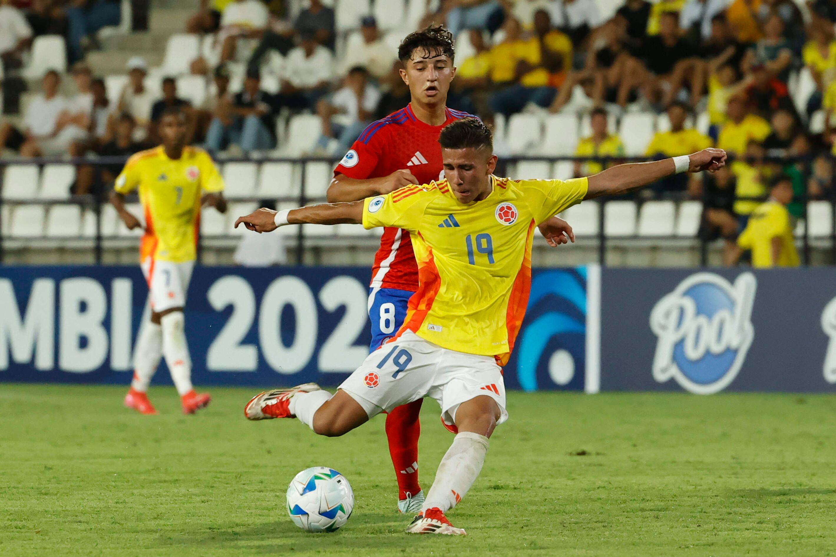 AMDEP4414. MONTERIA (COLOMBIA), 27/03/2025.- Ángel Santiago Mora de Colombia patea un balón este jueves, en un partido de fase de grupos del Campeonato Sudamericano Sub-17 ente las selecciones de Colombia y Chile en el estadio Jaraguay de Montería (Colombia). EFE/ Mauricio Dueñas Castañeda