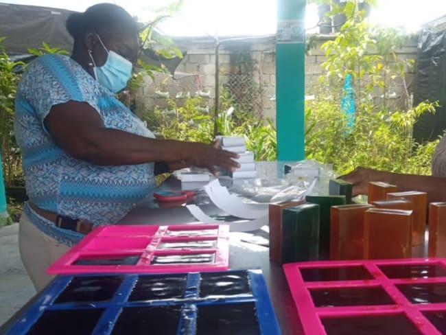 Campesinas del Chocó fabrican jabones medicinales con plantas silvestres