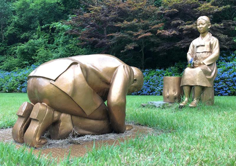 Estatua que muestra a Japón (representado de manera figurada) pidiendo disculpa a una de las mujeres de consuelo | Yonhap News | Korea.net
