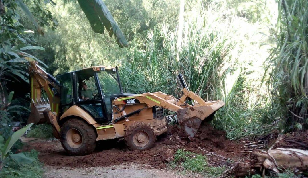 Maquinaria del batallón Cisneros del Quindío atendiendo los derrumbes