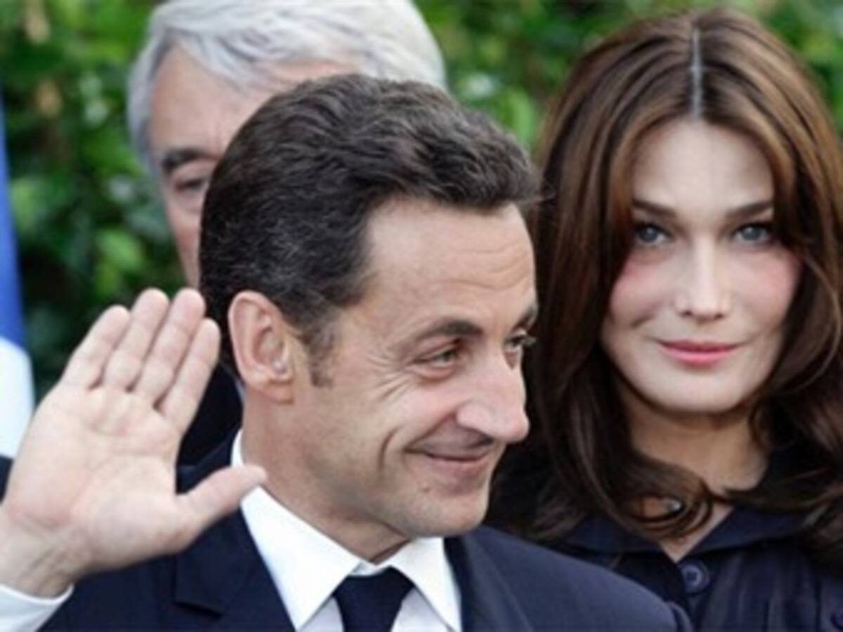 Sarkozy y Bruni visitan por sorpresa la 'Fiesta verde' de los Campos Elíseos