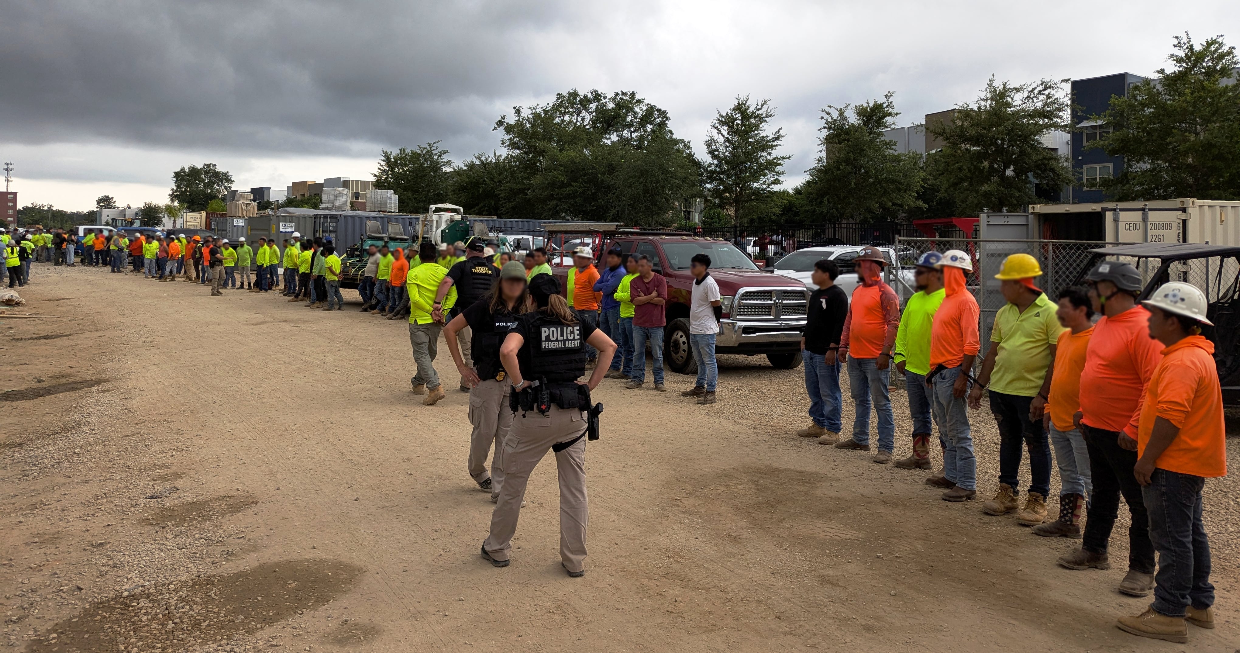 Fotografía divulgada por la división de Tampa de la Oficina de Investigaciones de Seguridad Nacional (HSI Tampa) donde aparecen integrantes de la policía federal durante el arresto de más de 100 inmigrantes indocumentados en un sitio de construcción en Tallahassee, Florida (EE.UU.).
EFE/HSI Tampa
