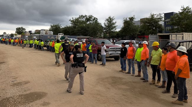 Fotografía divulgada por la división de Tampa de la Oficina de Investigaciones de Seguridad Nacional (HSI Tampa) donde aparecen integrantes de la policía federal durante el arresto de más de 100 inmigrantes indocumentados en un sitio de construcción en Tallahassee, Florida (EE.UU.).
EFE/HSI Tampa