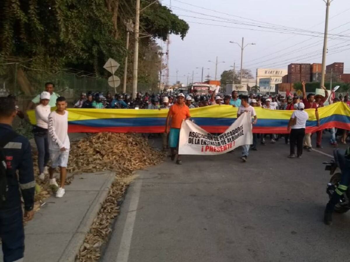 Comunidades bloquean el sector industrial de Cartagena con una marcha