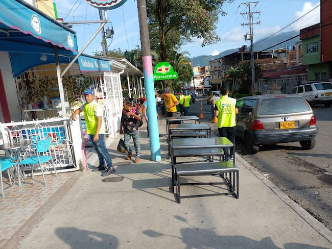 Escenas como estas son recurrentes en Ibagué. Particulares que se apropian del espacio público