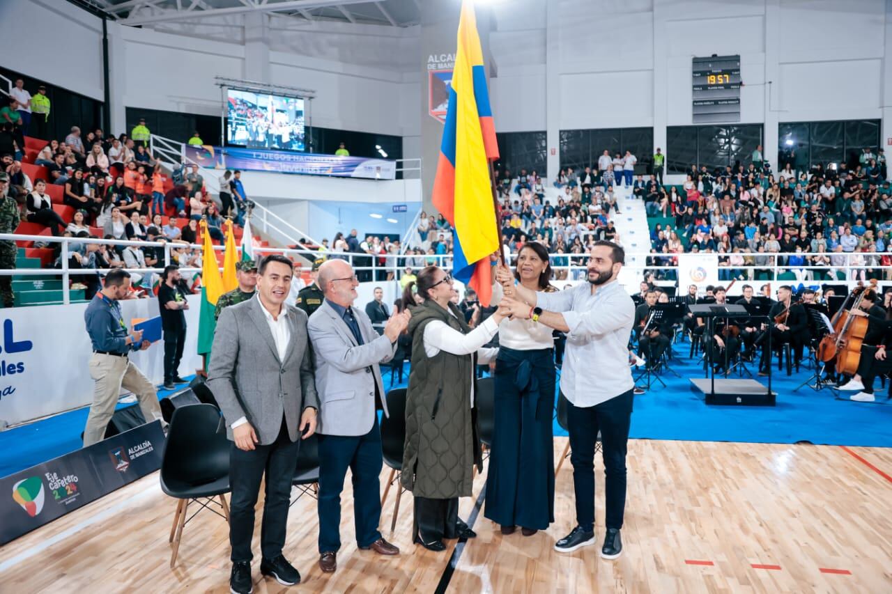 El gobernador de Córdoba, Erasmo Zuleta, recibió la bandera de los próximos Juegos Nacionales.