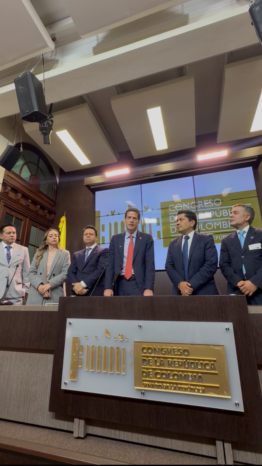 El ministro de Comercio, Mauricio Gómez, radicó el proyecto de ley de competitividad. Foto: Ministerio de Comercio