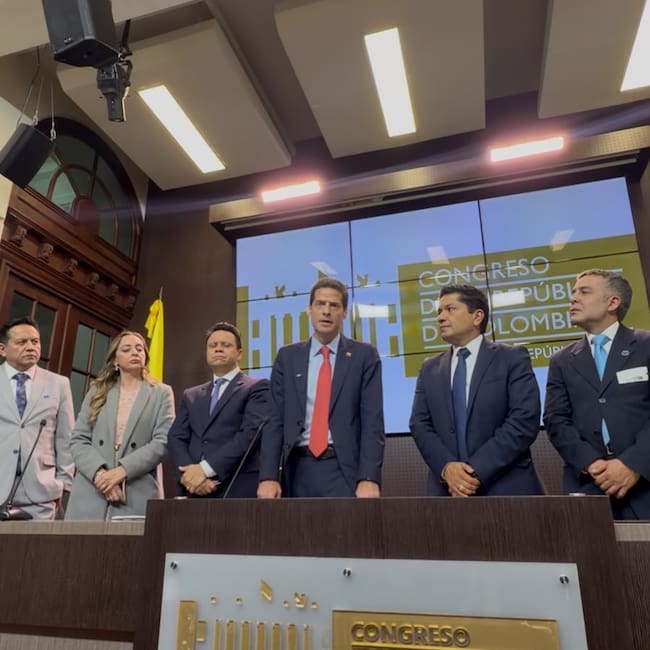 El ministro de Comercio, Mauricio Gómez, radicó el proyecto de ley de competitividad. Foto: Ministerio de Comercio