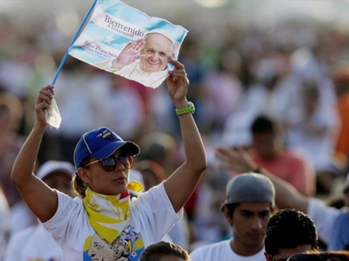 Millares de peregrinos acuden a oficio religioso con el papa Francisco