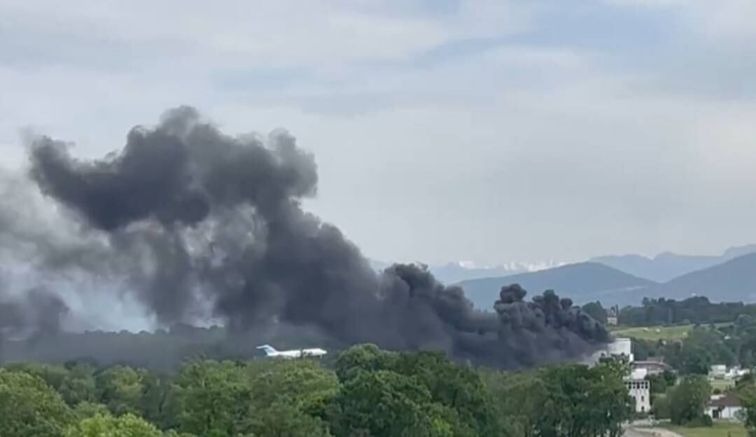 Aterrizaje de un avión momentos luego del inicio de los incendios en el aeropuerto de Ginebra.                 Foto: Captura de pantalla 