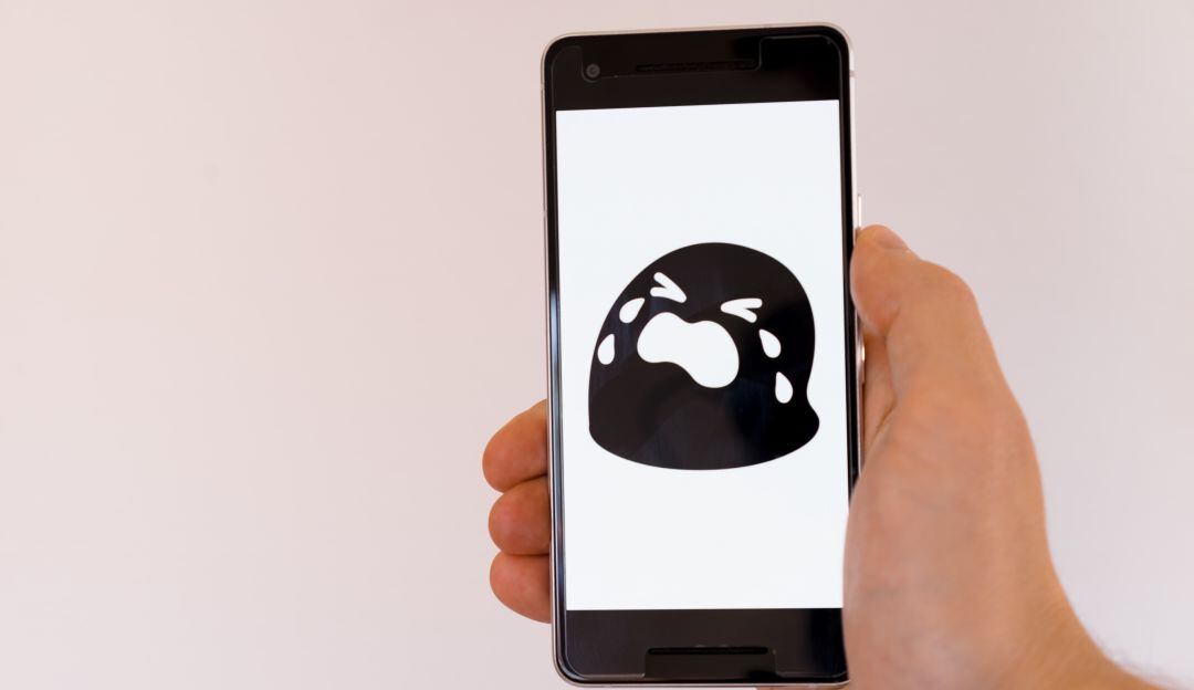  Un dispositivo móvil con un emoticono triste 