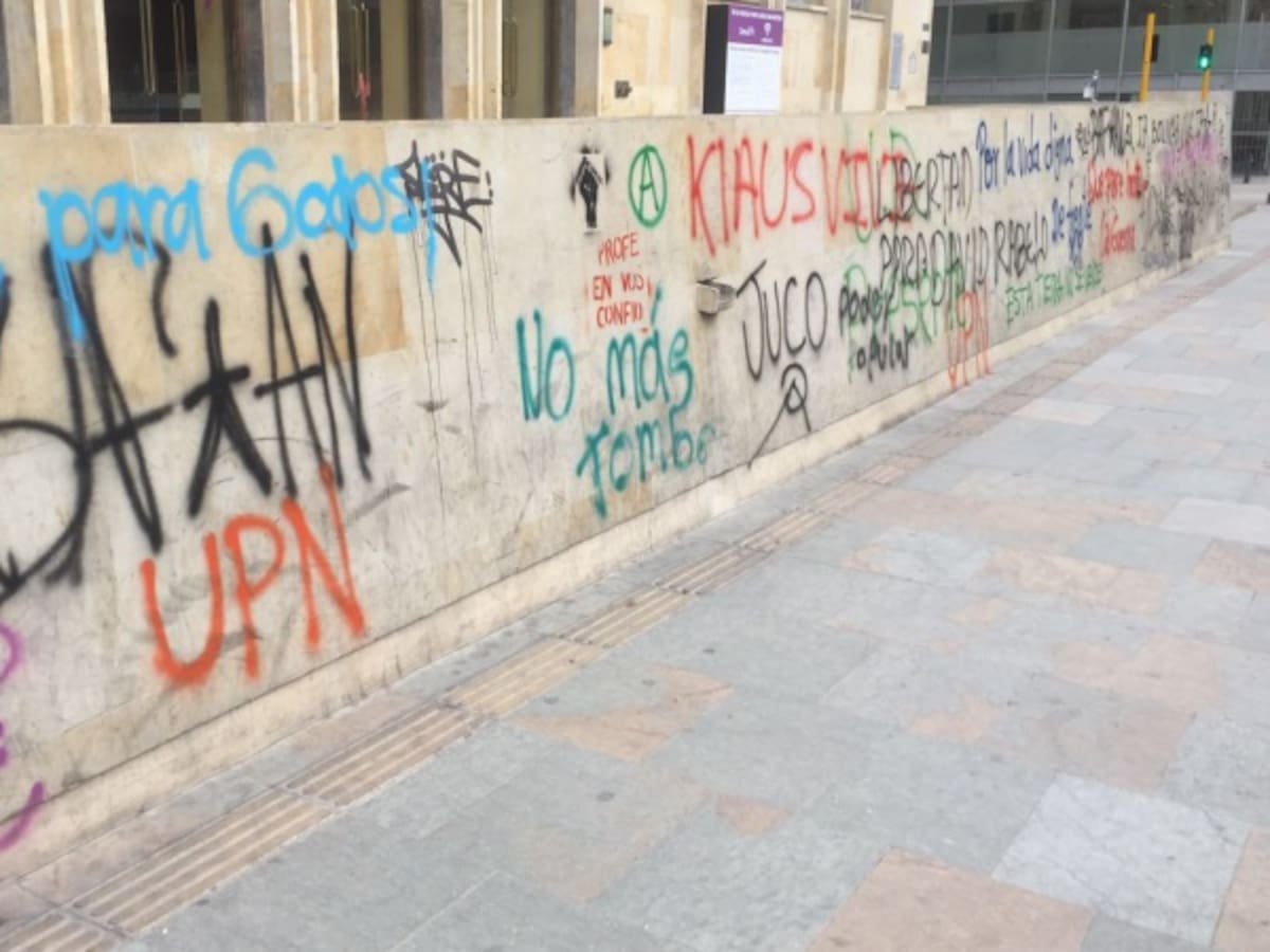 Con paredes rayadas quedó la Plaza de Bolívar tras protestas del paro