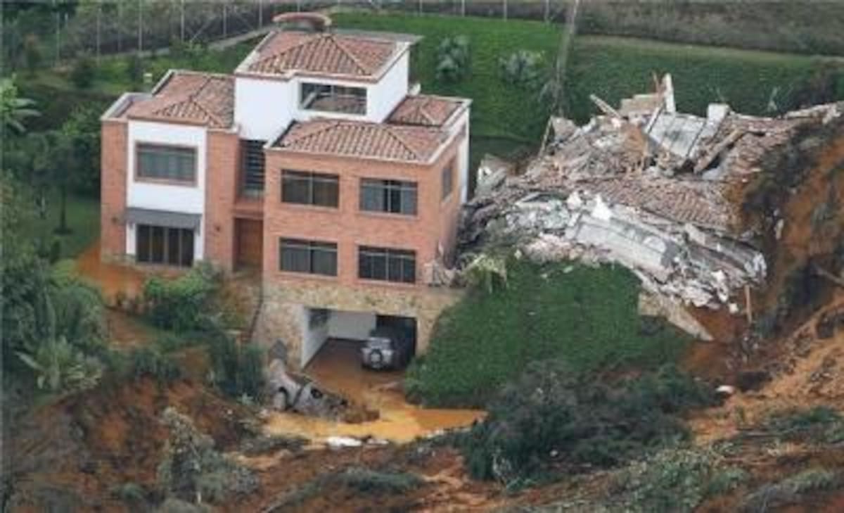 Imágenes del derrumbe sobre las casas del sector exclusivo de El Poblado