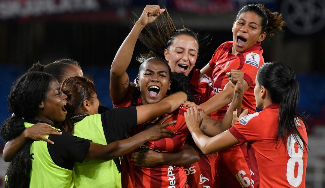 Las jugadoras del América festejan el primer gol en la victoria ante el Pereira.
