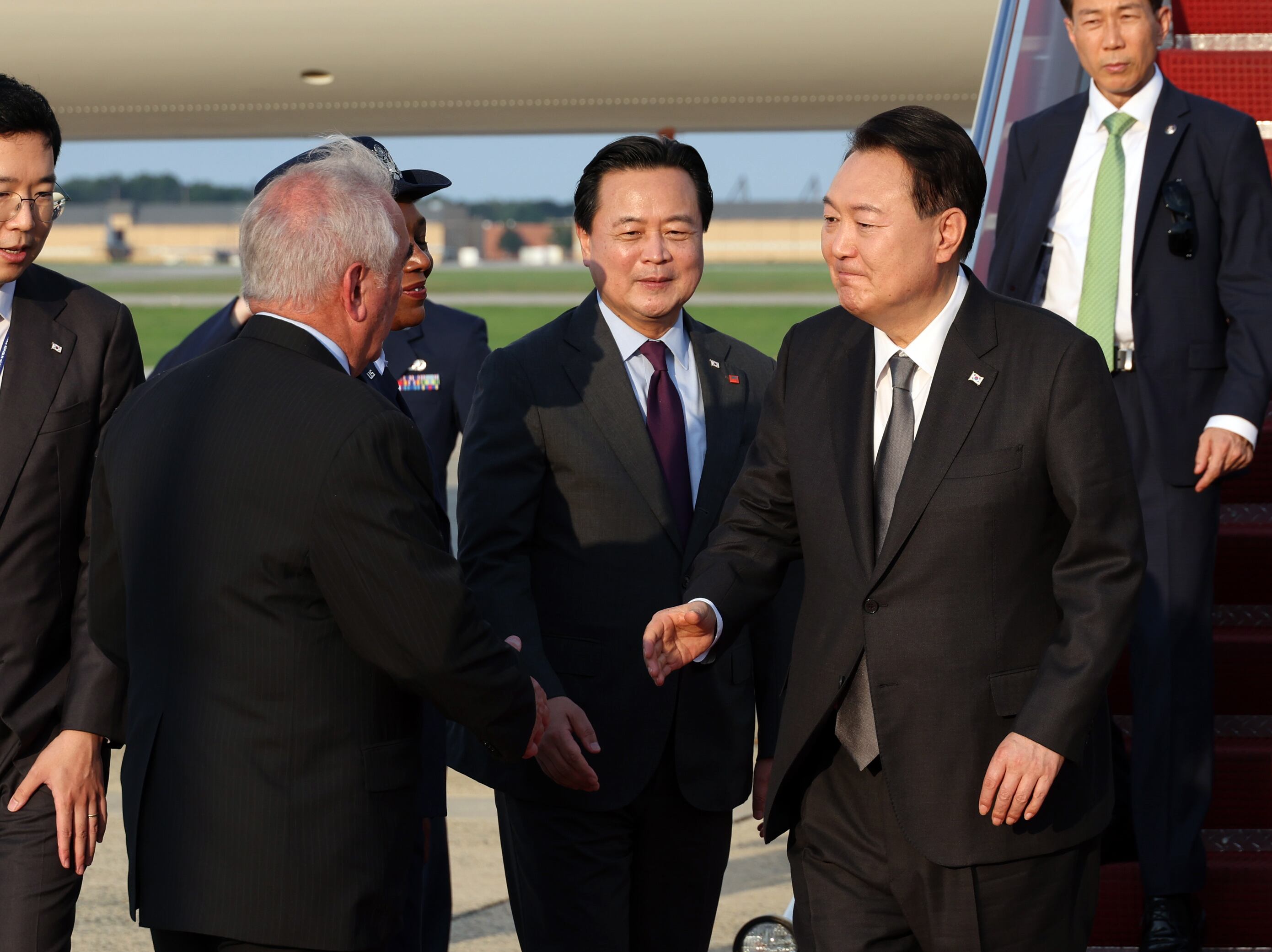 Prince George's County (Korea, Republic Of), 16/08/2023.- South Korean President Yoon Suk Yeol (R) arrives at Joint Base Andrews in Prince George's County, Maryland, USA, 17 August 2023, for a summit with US President Joe Biden and Japanese Prime Minister Fumio Kishida at the Camp David presidential retreat in Frederick County, Maryland, the following day. (Japón, Corea del Sur) EFE/EPA/YONHAP SOUTH KOREA OUT