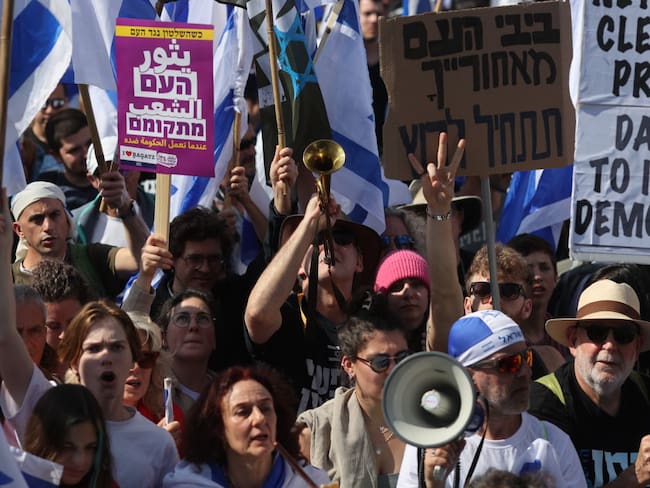 27 March 2023, Israel, Jerusalem: Demonstrators hold Israeli flags during a protest in Jerusalem as part of a national wide strike against Juridical reform of the Israeli right wing government. Photo: Ilia Yefimovich/dpa (Photo by Ilia Yefimovich/picture alliance via Getty Images)