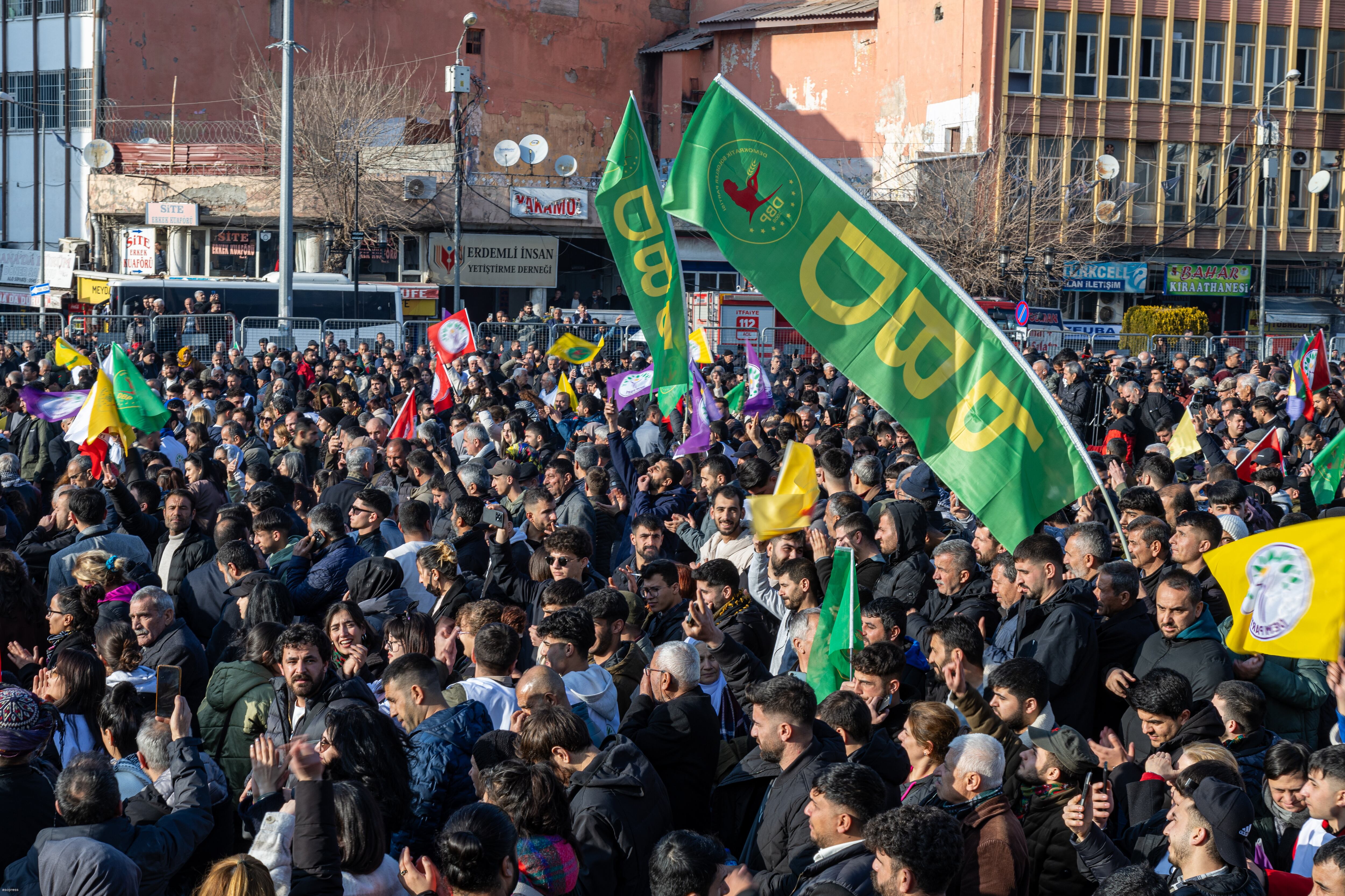 DIYARBAKIR (Turkey), 27/02/2025.- Supporters of Turkish pro-Kurdish Peoples' Equality and Democracy Party (DEM) gather to watch on a screen a press conference of a DEM delegation following their visit to jailed Kurdistan Workers' Party (PKK) leader Abdullah Ocalan, in Diyarbakir, Turkey, 27 February 2025. At the press conference of the DEM on 27 February, a letter from the imprisoned PKK militant leader was read, in which Abdullah Ocalan called on the Kurdish group to lay down their arms. (Turquía) EFE/EPA/STRINGER