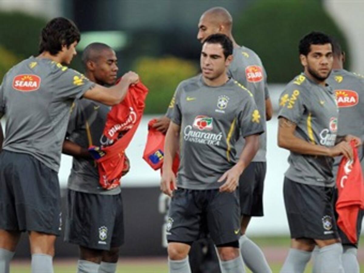 Dani Alves y Thiago Silva serán titulares con Brasil en amistoso ante Egipto