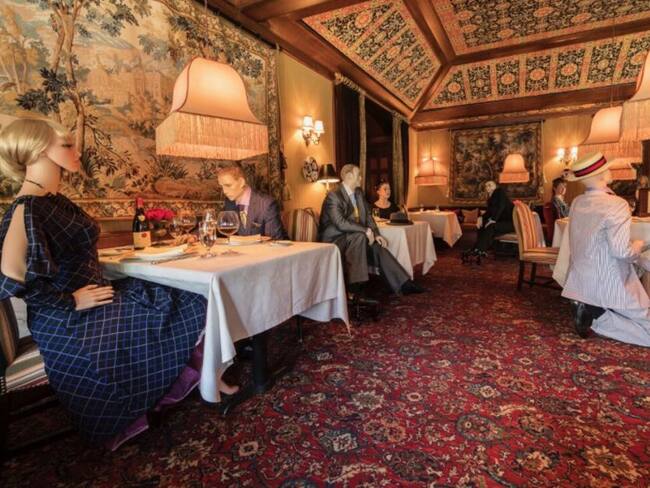 Restaurante de EE.UU. pone maniquíes para el distanciamiento social