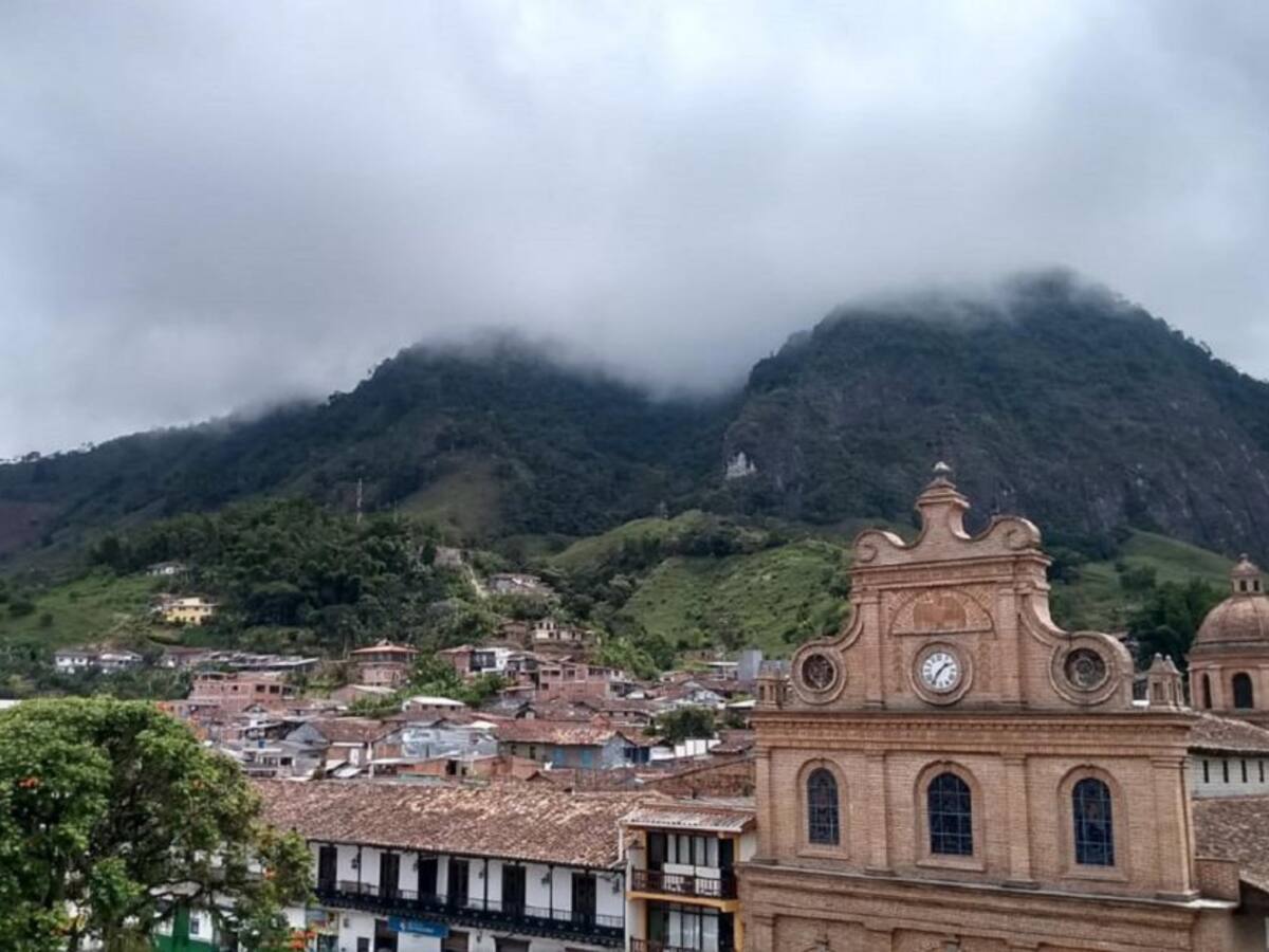 Una mujer está desaparecida luego de que un deslizamiento sepultara la vivienda donde se encontraba