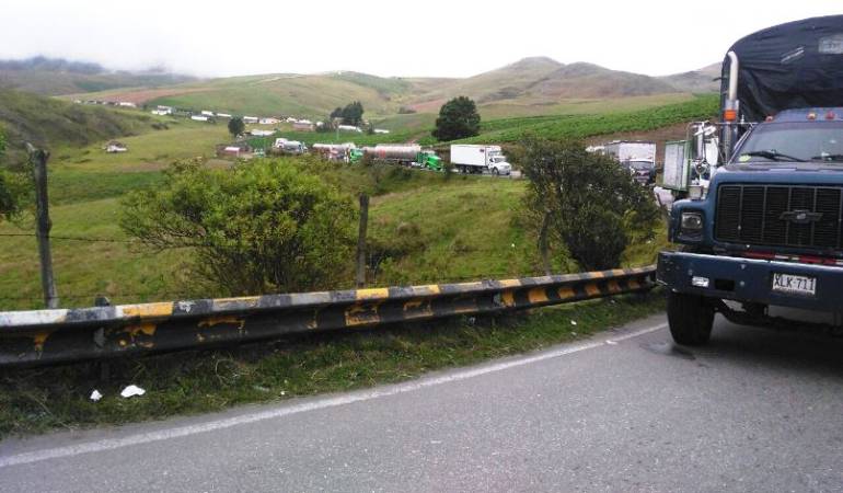 Desconocidos atacaron caravana de camionesn de abastecimiento