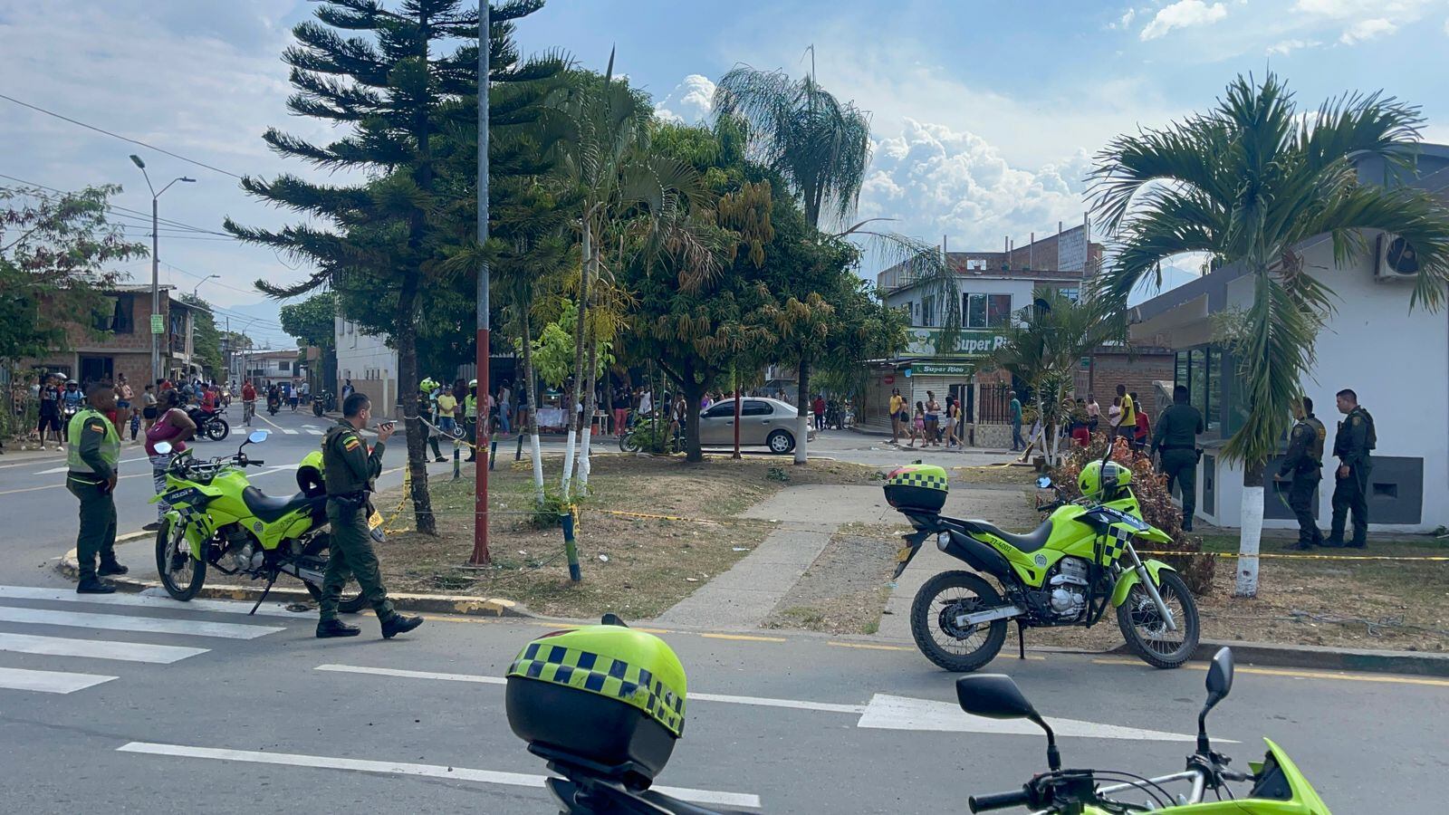 La granada que fue lanzada desde una motocicleta cayó a las afueras del CAI.