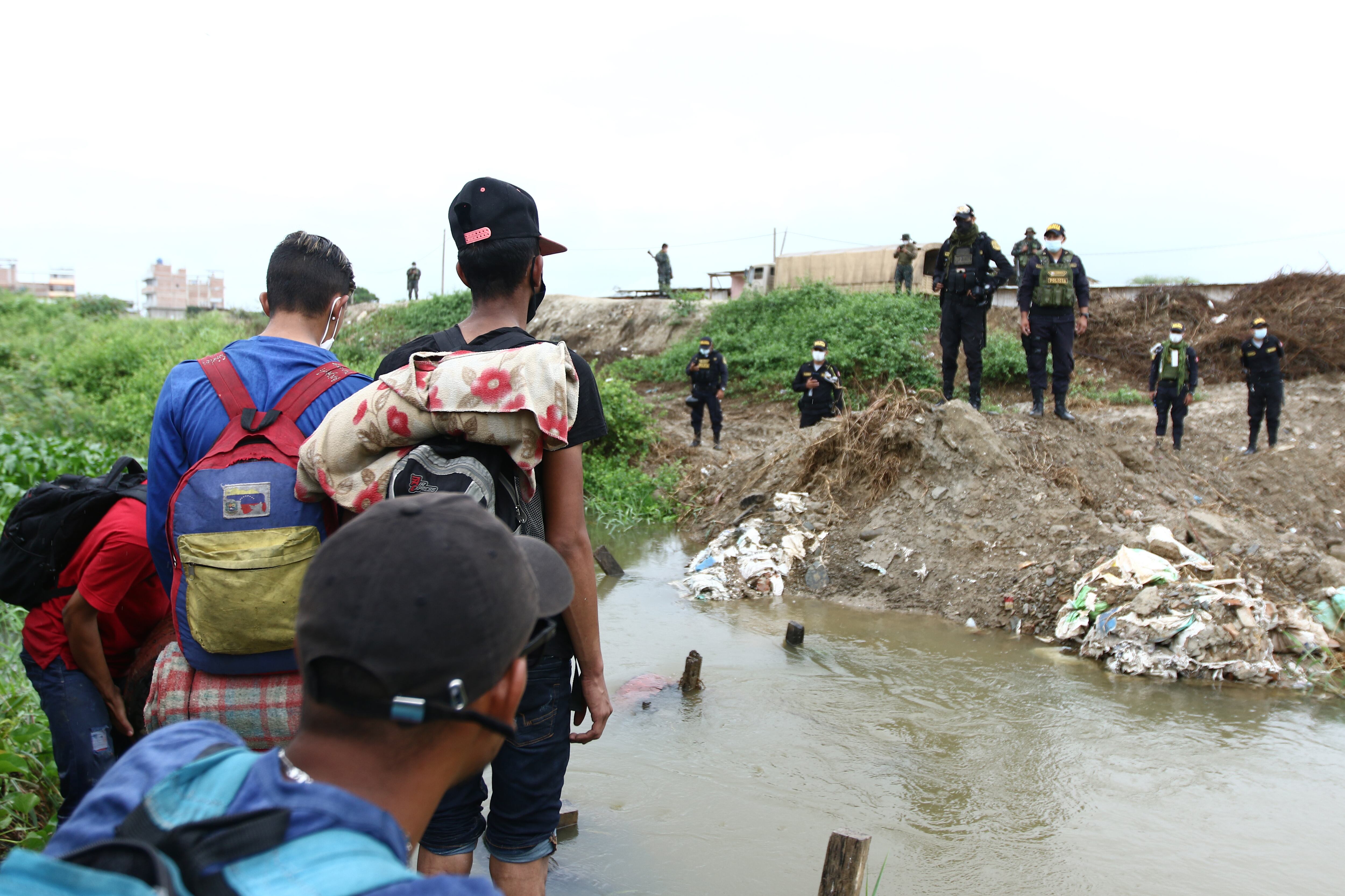 Militares peruanos bloquean el paso a migrantes venezolanos que intentan ingresar al país por la región del canal Aguas Verdes
(Foto: Gerardo Menoscal/Getty Images)