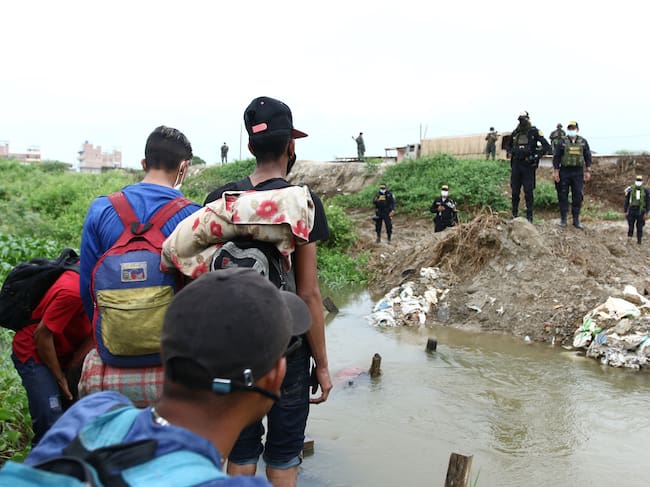 Militares peruanos bloquean el paso a migrantes venezolanos que intentan ingresar al país por la región del canal Aguas Verdes
(Foto: Gerardo Menoscal/Getty Images)